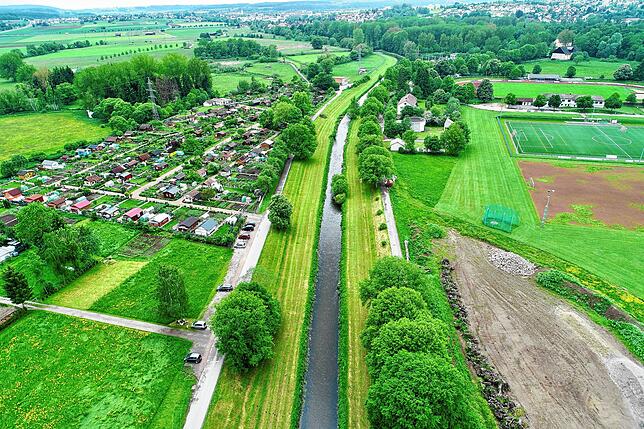 Drohnenaufnahme der Breg vor Beginn des 2. Bauabschnittes. Die Renaturierung beginnt an der Bahnlinie im Bildhintergrund. Im Vordergrund ...