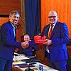 Abschied aus dem Gremium. Bürgermeister Michael Rieger verabschiedet am Mittwoch Marc Winzer (links). Der 54-Jährige tritt am 1. Februar ...