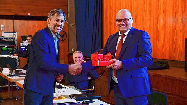 Abschied aus dem Gremium. Bürgermeister Michael Rieger verabschiedet am Mittwoch Marc Winzer (links). Der 54-Jährige tritt am 1. Februar ...