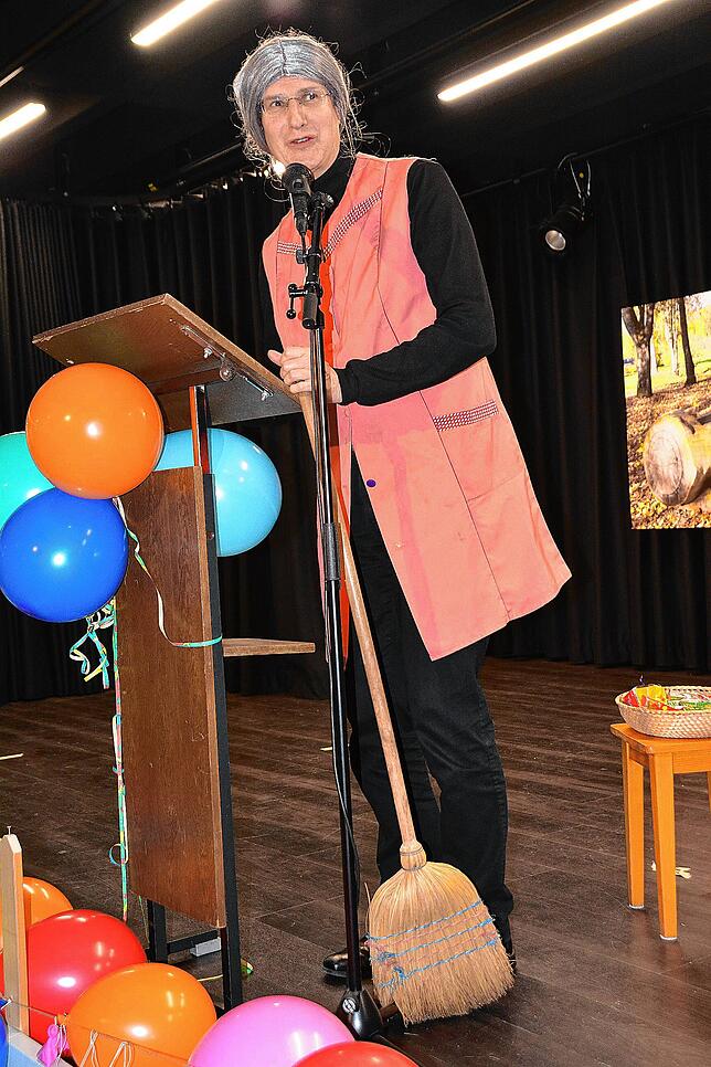 Bild 29: Rund 200 Frauen feiern im katholischen Pfarrsaal ausgelassen Fasnet