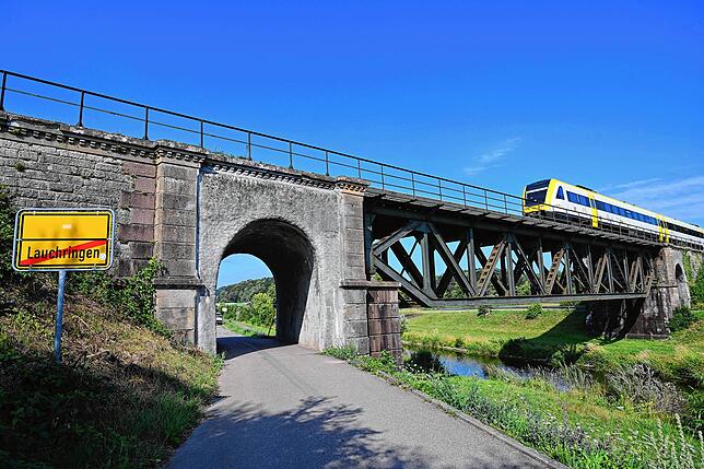 Die 1882 erbaute Eisenbahnbrücke der Hochrheinbahnlinie Basel &ndash; Singen über die Wutach bei Oberlauchringen, die im Zuge der ...