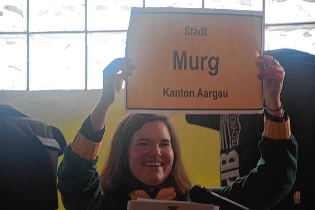 Nina I. klagt Bürgermeister Schmidle an, Murg an den Aargau verschachern zu wollen.