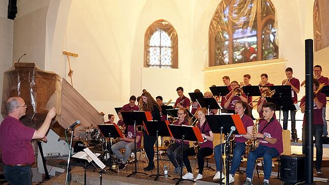 Benefizkonzert in der Baustelle Christuskirche: Die Jazz Band des Klettgau Gymnasiums Tiengen (Bild,links Jochen Stitz) und die Big Band ...