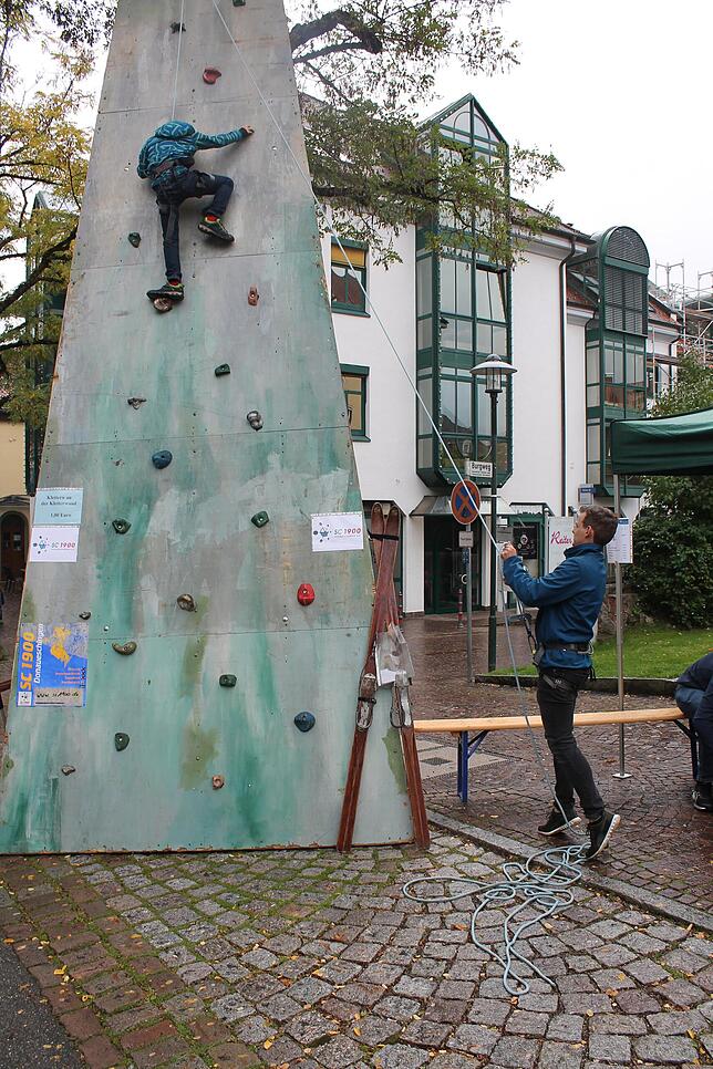 Hoch hinaus geht es auch ohne Flugzeug oder Heißluftballon. Etwa mit der Kletterwand des Skiclubs 1900 in der Karlstraße. Die ist den ...