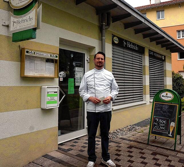 Noch zu: Alexander Heftrich vor seinem Restaurant und Café in der Tiengener Bahnhofstraße, aufgrund der unsicheren Lage wartet er mit ...