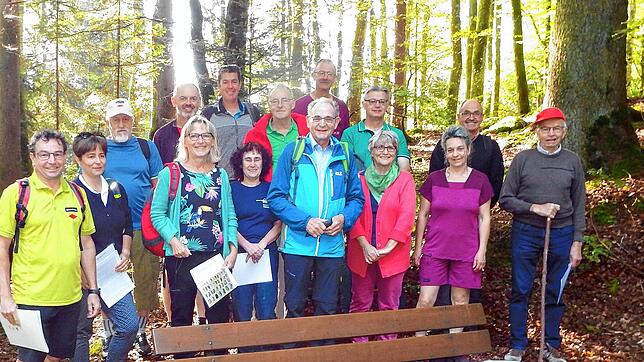 Georg Keller (Mitte in der blauen Jacke) und andere Mitglieder des Schwarzwaldvereins Vorderer Hotzenwald freuen sich schon darauf, zur ...