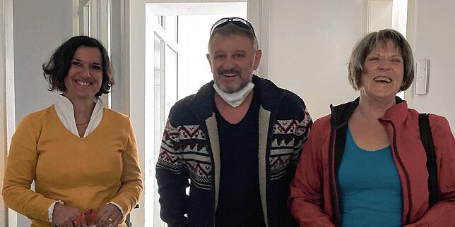 Petra Leising (links) mit Gerd und Ulrike Leinenbach vom SV Litzelstetten, die vorbeikommen, um die Frauen zum Tischtennis einzuladen.