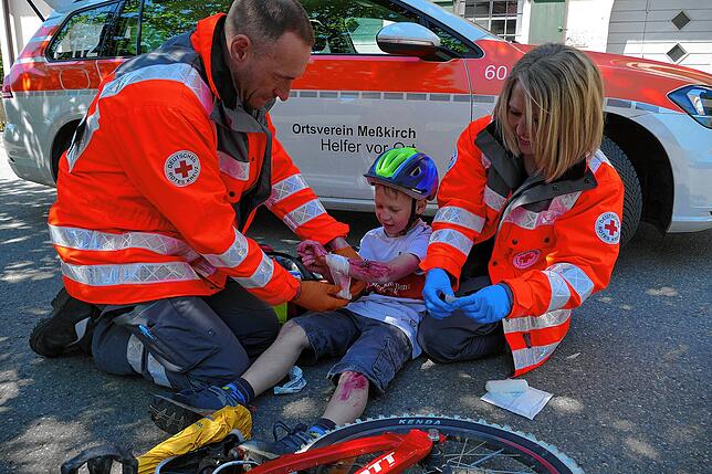 Die Helfer vor Ort werden in Fällen von Atemnot, Herz-Kreislauf-Stillstand oder zu Verkehrsunfällen gerufen. In der gestellten Szene ...