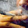 Ein Mann raucht einen Joint (Symbolbild). Ein Autofahrer wurde in Waldshut an der Grenze gestoppt. Er hatte Marihuana dabei und war von ...