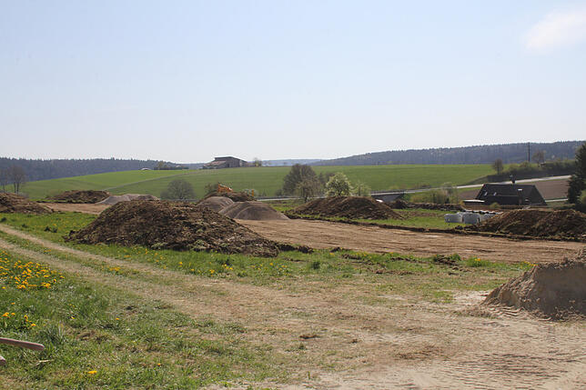Wie eine Mondlandschaft aus vielen Erdmaterial- und Kieshügeln sieht derzeit die Fläche aus, auf der die Erschließung für das ...