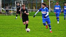 Aufsteiger FV/DJK St. Georgen mit Spielertrainer Luca Crudo (vorne, blaues Trikot) blieb bislang hinter den Erwartungen. Dagegen kann ...