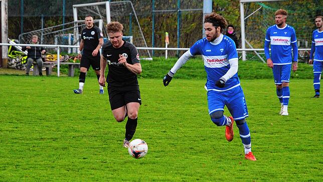 Aufsteiger FV/DJK St. Georgen mit Spielertrainer Luca Crudo (vorne, blaues Trikot) blieb bislang hinter den Erwartungen. Dagegen kann ...