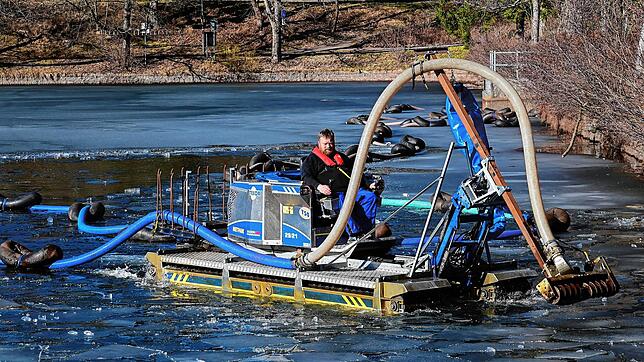 Keld Svensen fährt mit dem Amphibienfahrzeug auf dem Klosterweiher.Derzeit bricht er noch die zentimeterdicke Eisschicht auf. Danach ...