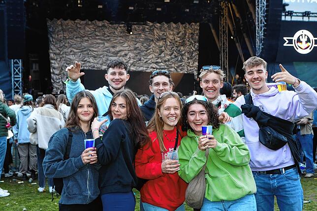 Bild 24: Los geht&lsquo;s &ndash; Fans und Mitarbeiter strömen auf das Festivalgelände