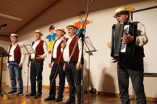 Für einen musikalischen Auftakt beim Oberalpfener Tratschabend sorgte ein Aufgebot des Männergesangvereins mit Erwin Wolber am Akkordeon.