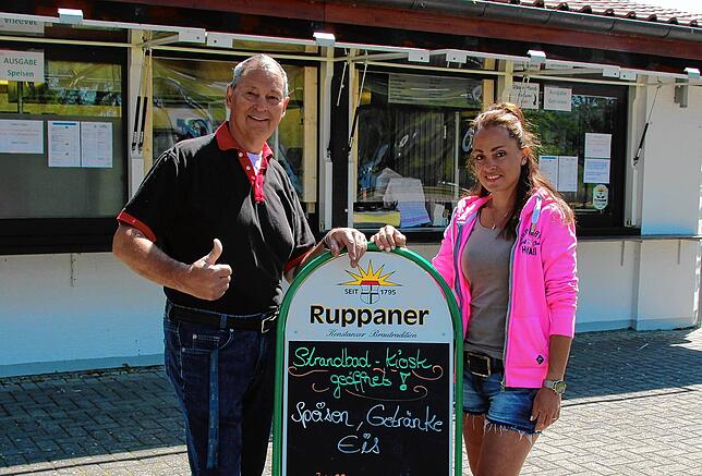 (Archivbild) Karl-Heinz Burghardt mit seiner Tochter Natascha vor dem Strandbad-Bistro im Jahr 2020 kurz vor der Wiedereröffnung während ...