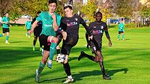 Traumtor: Michael Kuttler (links im Duell mit David Pinke und und Lamin Colley) besorgte für den FC Zell beim 1:1 im Spitzenspiel beim ...
