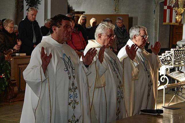 Die Todtmooser Paulinerpatres Slavomir, Roman und Mirko (von links) erneuern in der Wallfahrtskirche ihre Ordensprofess