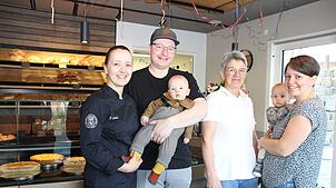 Dank der Unterstützung der Familie können die jungen Eltern Priska und Alexander Wischnewski Beruf und Familie vereinbaren (von links: ...