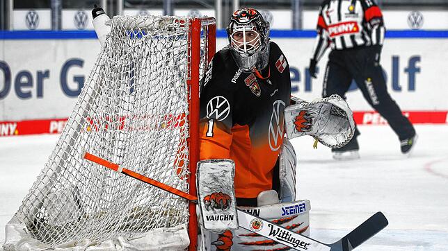 Nach vier Jahren im Tor bei den Schwenninger Wild Wings steht Dustin Strahlmeier nun bei den Grizzlys Wolfsburg zwischen den Pfosten. ...