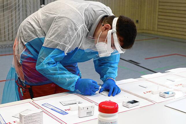 15 Minuten dauert es, bis das Ergebnis feststeht. Wenn ein zweiter Teststreifen erscheint, ist das Ergebnis positiv und der Getestete ...