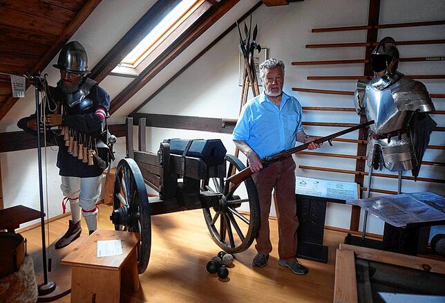 So kämpfte man früher: Ehrenredmann Heinrich Dold im Museum der Einungsmeister im Dogerner „Hirschen“.