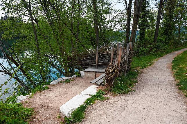 Versteckt: An zwei geschützten Sitzgelegenheiten kann man die Ruhe am Rhein genießen.