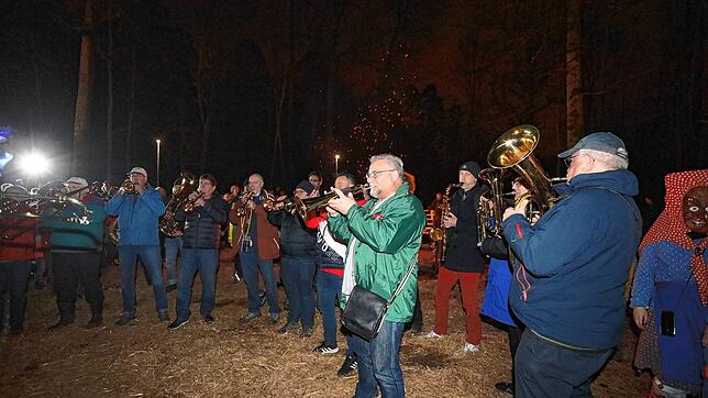 Bild 15: Konstanzer Fasnacht: Im Uniwald tanzen Narren und Mäschgerle am Feuer