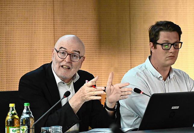 Bürgermeister Rainer Stolz (links) schildert, wo Stockach ungünstige Grünzüge im Regionalplan drohen. Neben ihm sitzt Lars Heinzl, ...