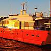 In knalligem Orange hebt sich das Rettungsschiff &bdquo;Sarah&ldquo; von den grau-blauen Schiffen der lybischen Küstenwache und der ...