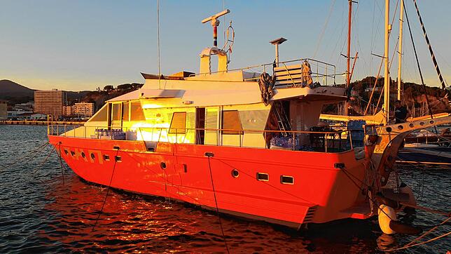 In knalligem Orange hebt sich das Rettungsschiff &bdquo;Sarah&ldquo; von den grau-blauen Schiffen der lybischen Küstenwache und der ...