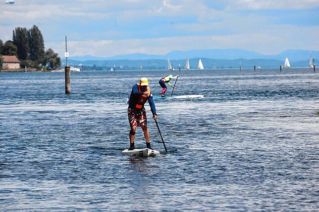 Bild 17: Auf zum SUP-Rennen! Bei der Bodenseewoche 2024 messen sich die Paddler im Wettstreit