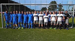 So sehen Sieger und zweitplatzierte aus. Im blauen Trikot die Skifreunde, die erstmals die Fußball Dorfmeisterschaft gewonnen haben. Im ...