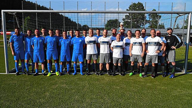 So sehen Sieger und zweitplatzierte aus. Im blauen Trikot die Skifreunde, die erstmals die Fußball Dorfmeisterschaft gewonnen haben. Im ...
