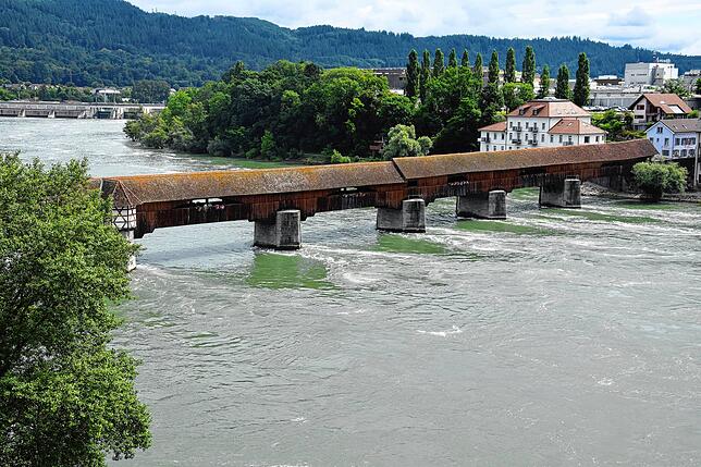 Die historische Holzbrücke über den Rhein nach Stein in der Schweiz – ein Höhepunkt für viele Besucher von Bad Säckingen.