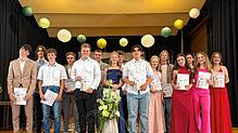 Diese nun Ex-Realschüler freuen sich, nun ihre Zeugnisse in den Händen zu halten. Nicht nur das, auch ihre Auszeichnungen als ...