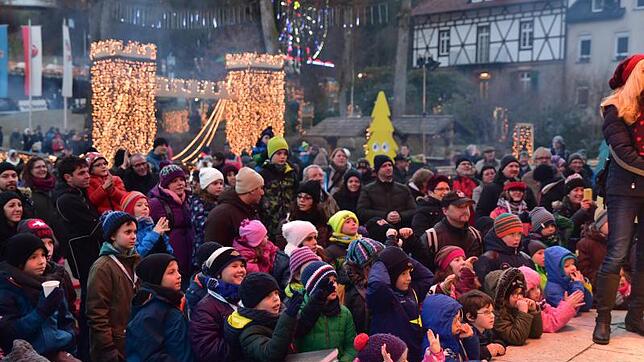 Vor der Bühne in der Kinderwelt ist stets was los, wenn Puppentheater oder Bikekünstler ihre Darbietung zeigen.