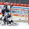 Gegen die Straubing Tigers geraten die Schwenninger Wild Wings früh in Rückstand. Bereits nach 13 Minuten müssen SERC-Goalie Marvin ...