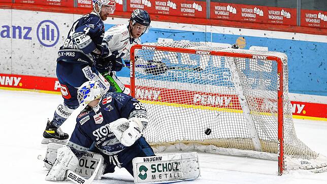 Gegen die Straubing Tigers geraten die Schwenninger Wild Wings früh in Rückstand. Bereits nach 13 Minuten müssen SERC-Goalie Marvin ...