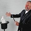 Armin Ruhland wird diesmal kein Kaninchen aus dem Hut zaubern, aber er will die Zuschauer in Nenzingen mit Karten-Kunststücken und ...