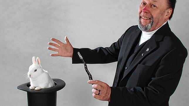 Armin Ruhland wird diesmal kein Kaninchen aus dem Hut zaubern, aber er will die Zuschauer in Nenzingen mit Karten-Kunststücken und ...