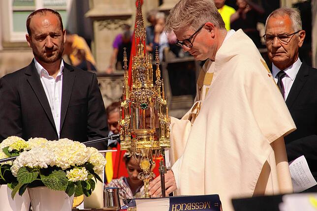 Ökumene am Altar, von links: Pastor Daniel Plessing (Freikirche Lindenwiese), Stadtpfarrer Bernd Walter, sowie Karl-Heinz Hübner ...