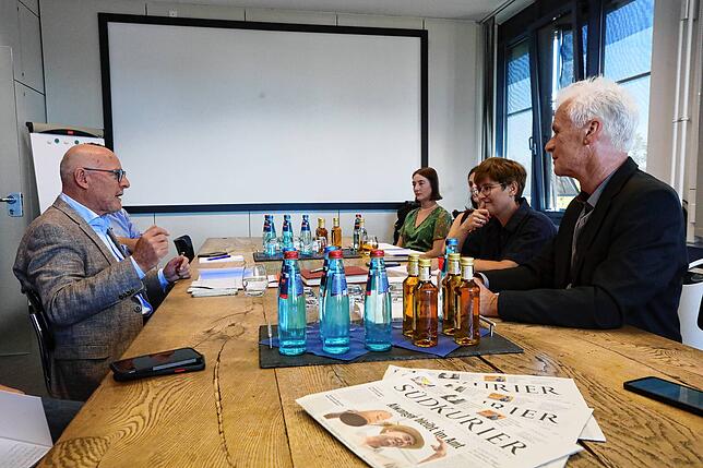 Hermann (links) stellt sich den Fragen der Redakteure, darunter Dieter Löffler (von rechts) und Angelika Wohlfrom.