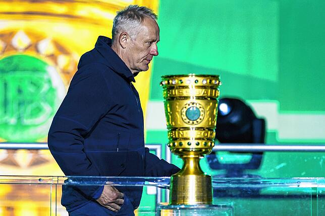 Ein Höhepunkt der Vereinsgeschichte: 2022 steht Streich zum ersten Mal mit seiner Mannschaft im DFB-Pokalfinale gegen RB Leipzig: Ein ...