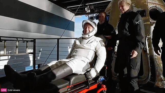 Butch Wilmore, hier auf einem Bild aus einem von SpaceX zur Verfügung gestellten Video, nach dem Verlassen der Kapsel „Crew Dragon“.