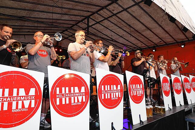 Bild 1: Feiern am Freitag in Dettingen – Hier gibt‘s die besten Bilder vom Dorffest