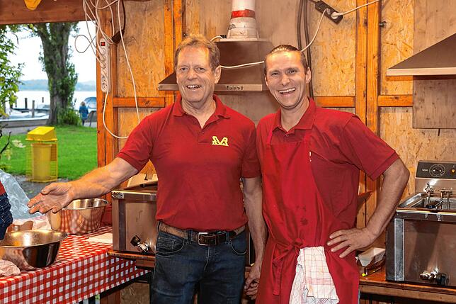 Bild 5: Ein Prosit der Gemütlichkeit! Fotos vom zweiten Abend beim Reichenauer Weinfest 2025