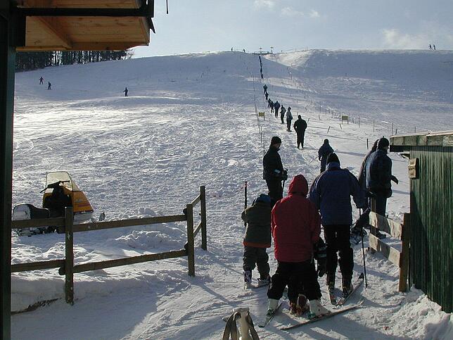 Die Skifahrer aus der Region nutzen das Angebot Haldenlift nur zu gerne.