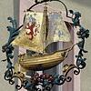 Das alte Tavernenschild zeigt heute den Eingang zum Laufenburger Stadtmuseum „Schiff“ an.