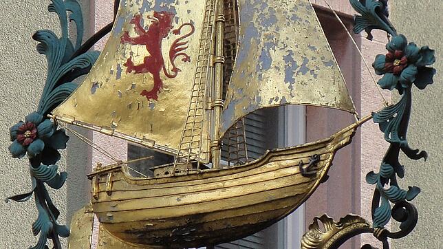 Das alte Tavernenschild zeigt heute den Eingang zum Laufenburger Stadtmuseum „Schiff“ an.